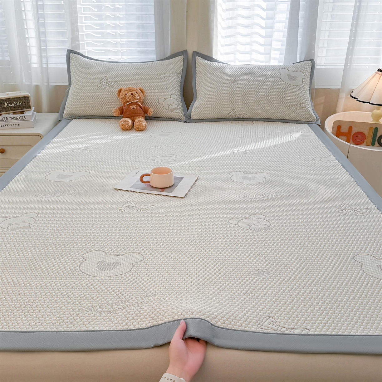 91家纺网 家纺一手货源 找家纺 恒爱家纺 2026新款A类凉感冰豆豆凉席系列三件套 轻松熊-灰