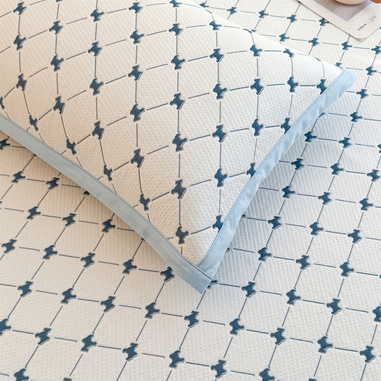 91家纺网 家纺一手货源 找家纺 恒爱家纺 2026新款A类凉感冰豆豆凉席系列三件套 一马当先-蓝