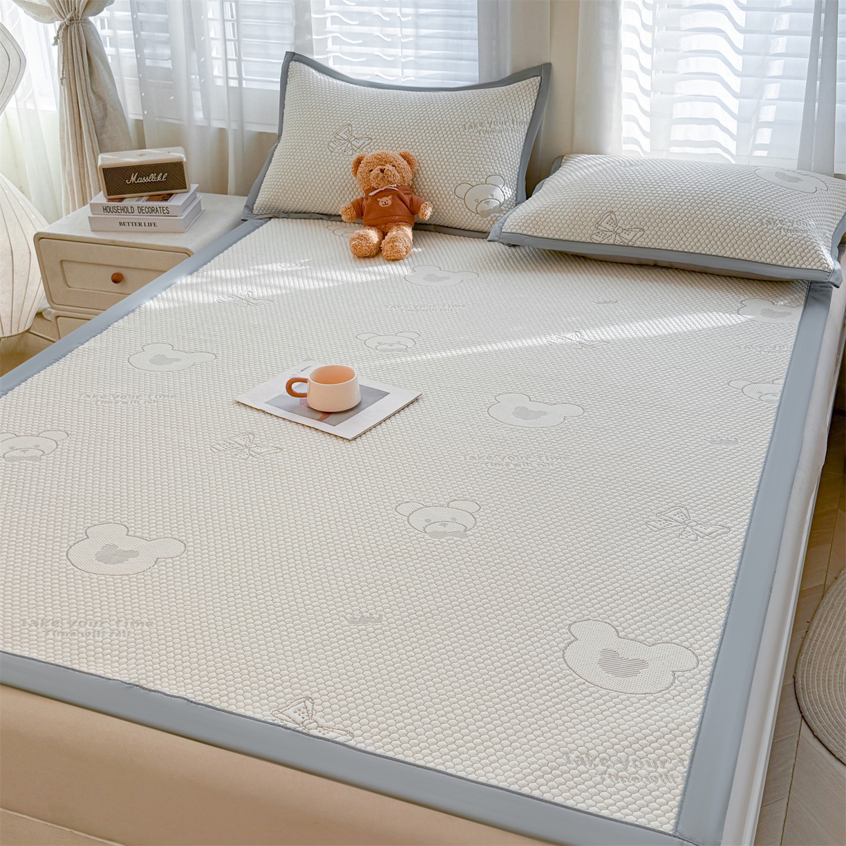 91家纺网 家纺一手货源 找家纺 恒爱家纺 2026新款A类凉感冰豆豆凉席系列三件套 轻松熊-灰