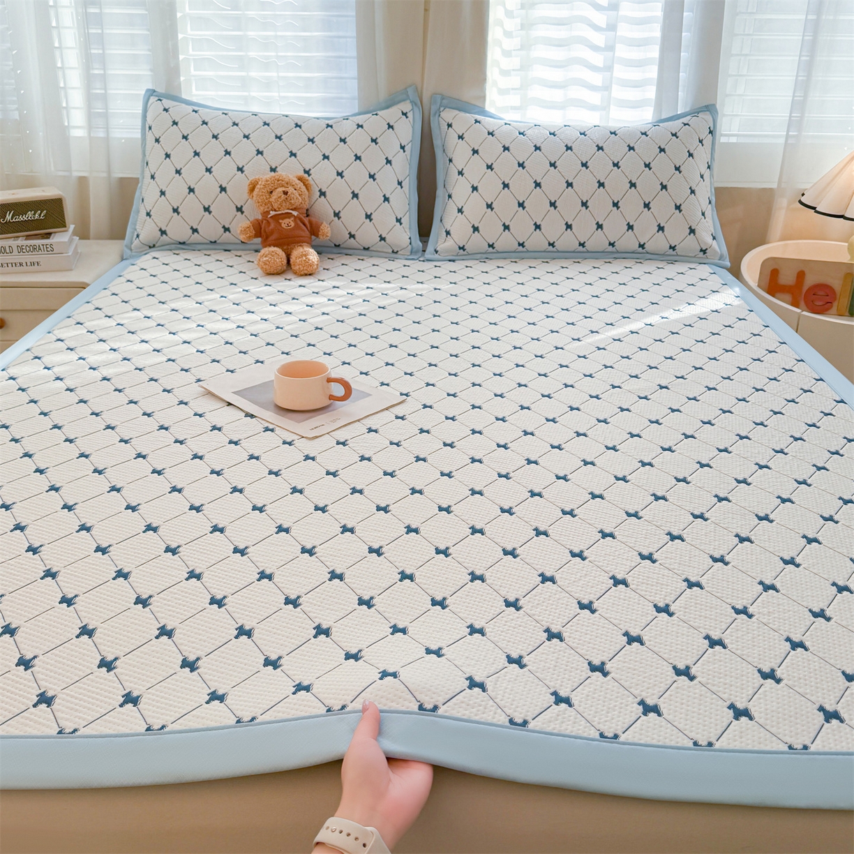 91家纺网 家纺一手货源 找家纺 恒爱家纺 2026新款A类凉感冰豆豆凉席系列三件套 一马当先-蓝