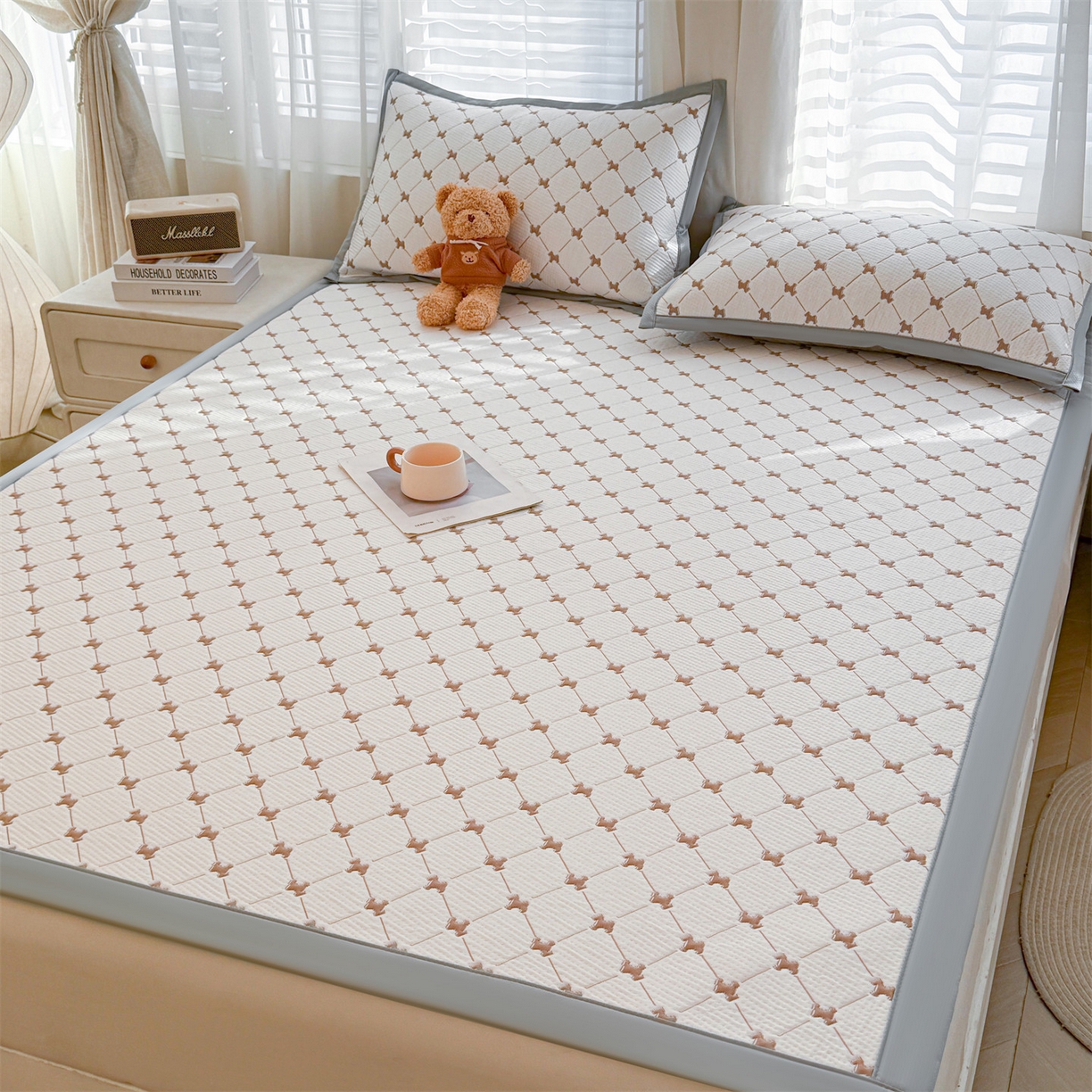 91家纺网 家纺一手货源 找家纺 恒爱家纺 2026新款A类凉感冰豆豆凉席系列三件套 一马当先-咖