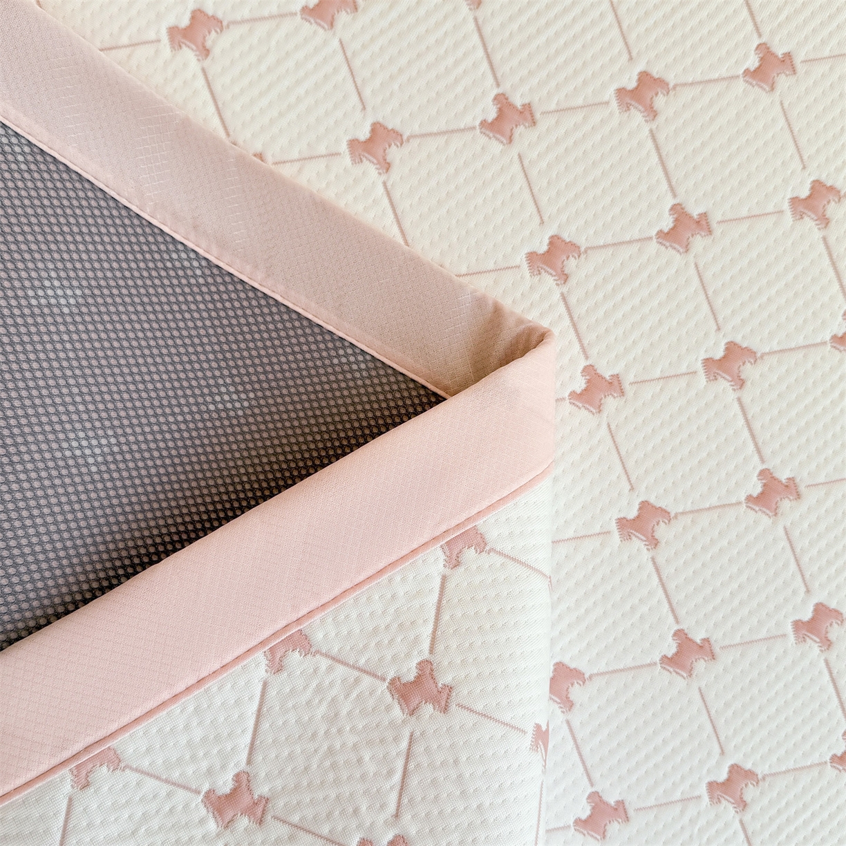 91家纺网 家纺一手货源 找家纺 恒爱家纺 2026新款A类凉感冰豆豆凉席系列三件套 一马当先-粉