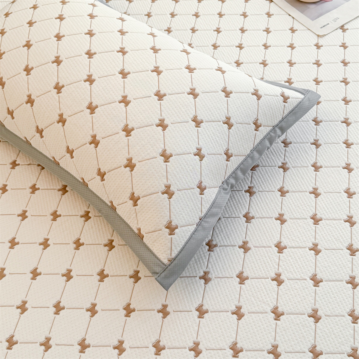 91家纺网 家纺一手货源 找家纺 恒爱家纺 2026新款A类凉感冰豆豆凉席系列三件套 一马当先-咖