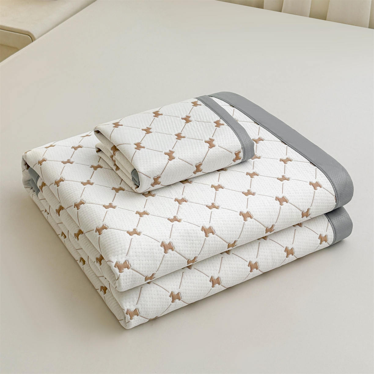 91家纺网 家纺一手货源 找家纺 恒爱家纺 2026新款A类凉感冰豆豆凉席系列三件套 一马当先-咖