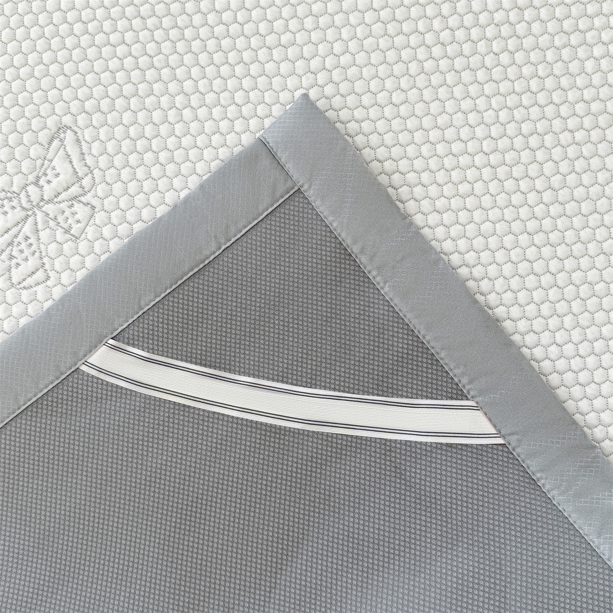 91家纺网 家纺一手货源 找家纺 恒爱家纺 2026新款A类凉感冰豆豆凉席系列三件套 轻松熊-灰