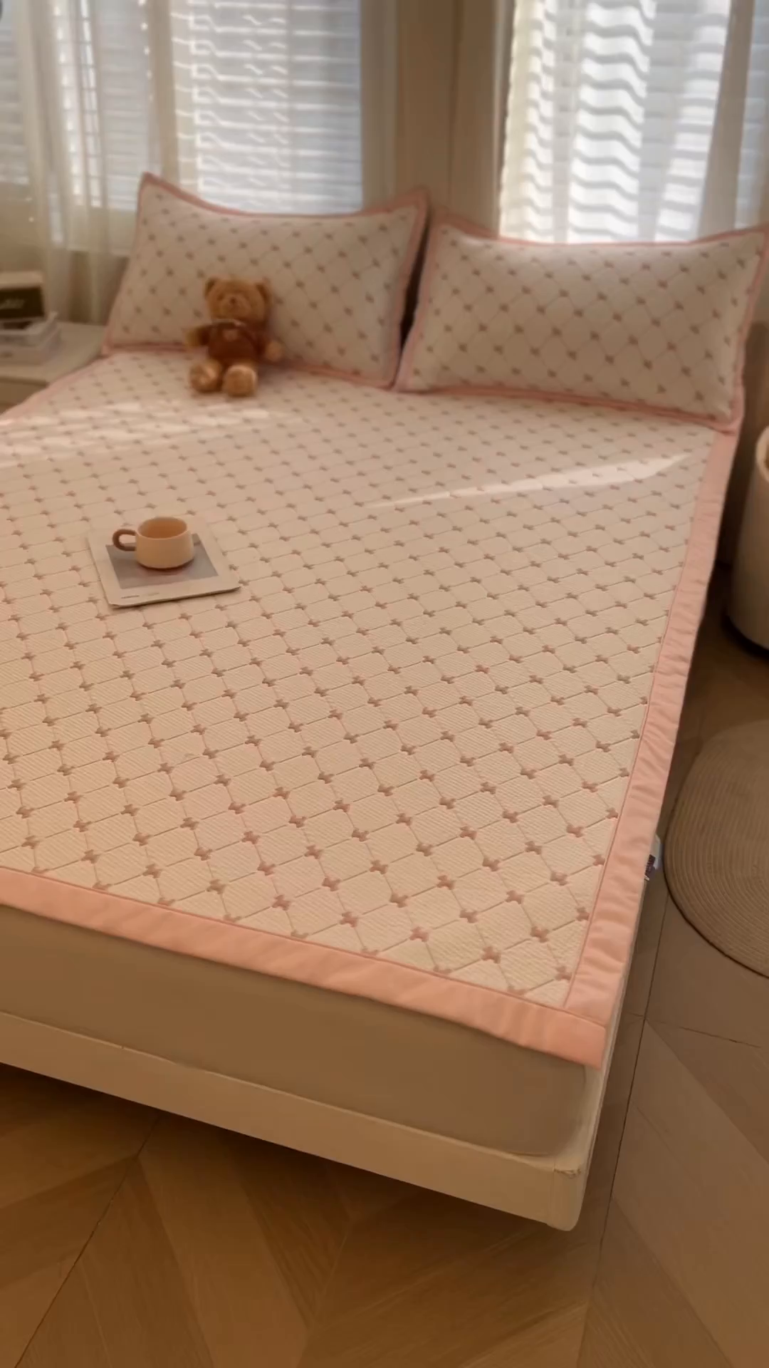 91家纺网 家纺一手货源 找家纺 恒爱家纺 2026新款A类凉感冰豆豆凉席系列三件套 一马当先-粉