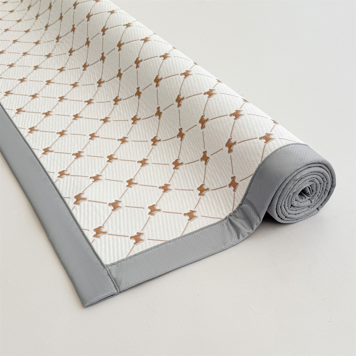 91家纺网 家纺一手货源 找家纺 恒爱家纺 2026新款A类凉感冰豆豆凉席系列三件套 一马当先-咖