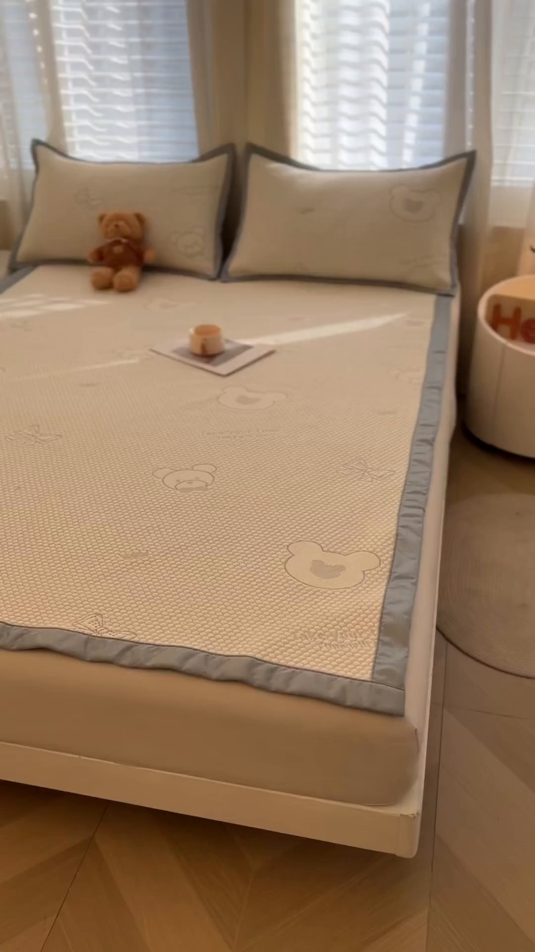 91家纺网 家纺一手货源 找家纺 恒爱家纺 2026新款A类凉感冰豆豆凉席系列三件套 轻松熊-灰