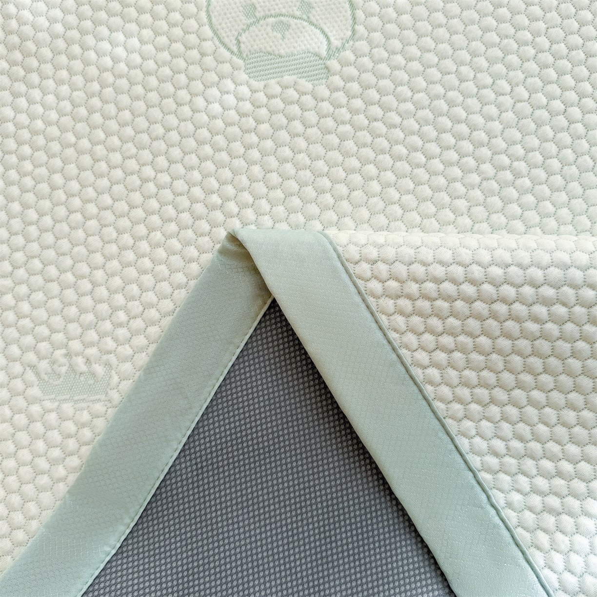 91家纺网 家纺一手货源 找家纺 恒爱家纺 2026新款A类凉感冰豆豆凉席系列三件套 轻松熊-绿