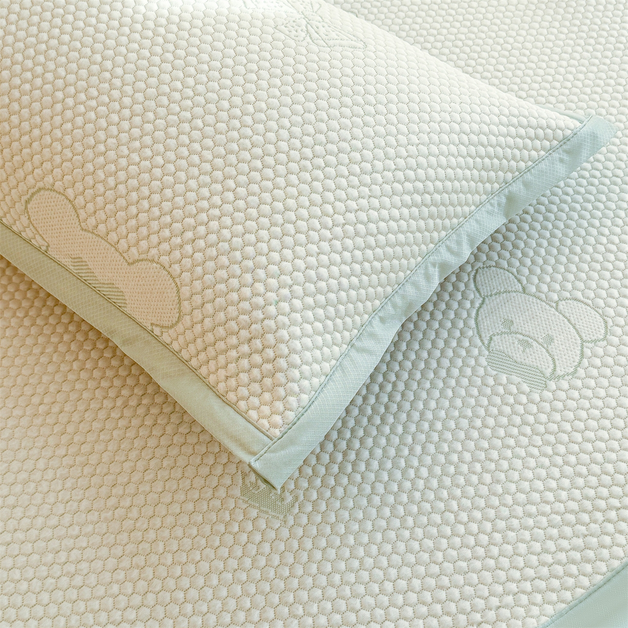 91家纺网 家纺一手货源 找家纺 恒爱家纺 2026新款A类凉感冰豆豆凉席系列三件套 轻松熊-绿