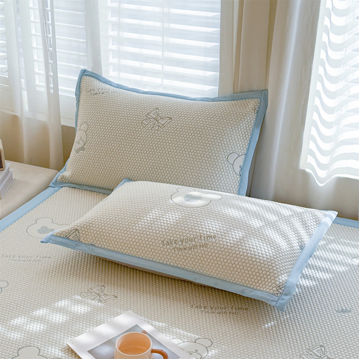 91家纺网 家纺一手货源 找家纺 恒爱家纺 2026新款A类凉感冰豆豆凉席系列三件套 轻松熊-蓝