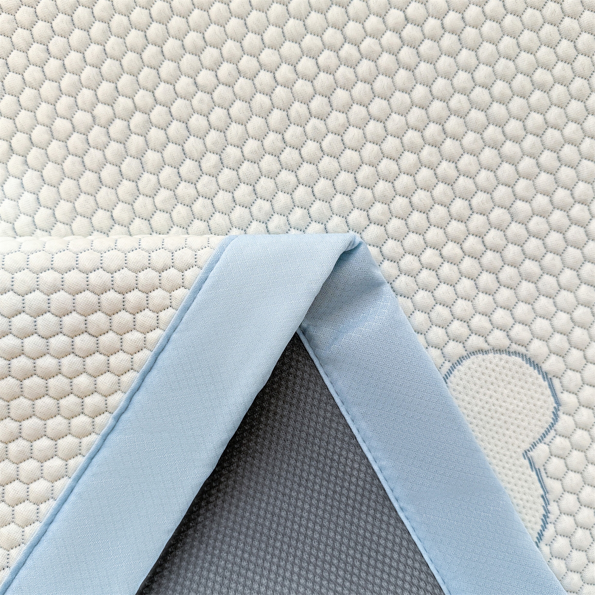 91家纺网 家纺一手货源 找家纺 恒爱家纺 2026新款A类凉感冰豆豆凉席系列三件套 轻松熊-蓝