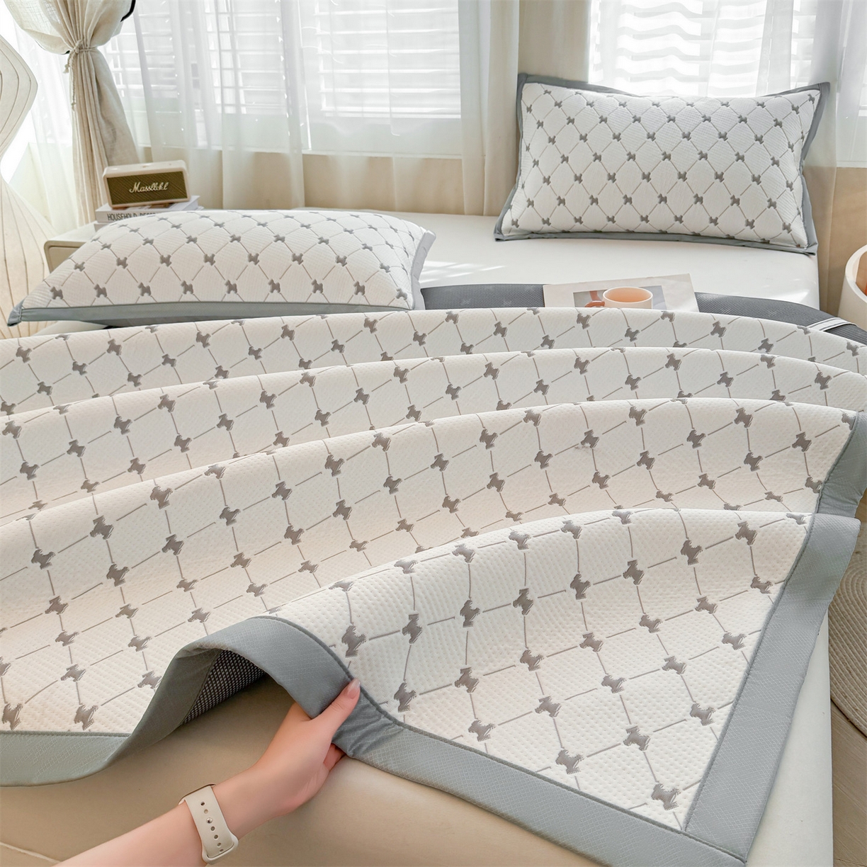 91家纺网 家纺一手货源 找家纺 恒爱家纺 2026新款A类凉感冰豆豆凉席系列三件套 一马当先-灰