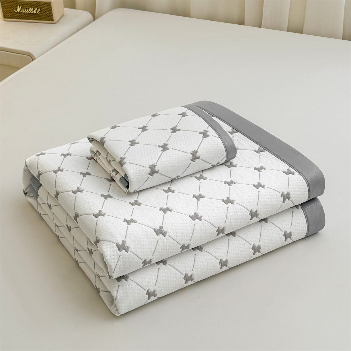 91家纺网 家纺一手货源 找家纺 恒爱家纺 2026新款A类凉感冰豆豆凉席系列三件套 一马当先-灰