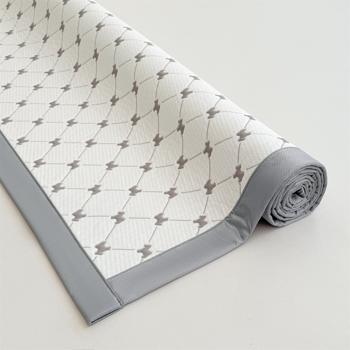 91家纺网 家纺一手货源 找家纺 恒爱家纺 2026新款A类凉感冰豆豆凉席系列三件套 一马当先-灰