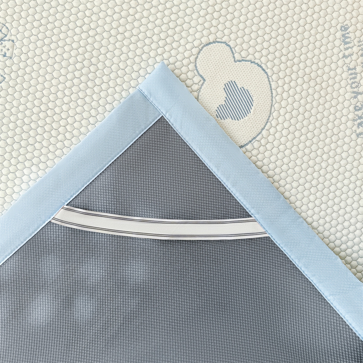 91家纺网 家纺一手货源 找家纺 恒爱家纺 2026新款A类凉感冰豆豆凉席系列三件套 轻松熊-蓝