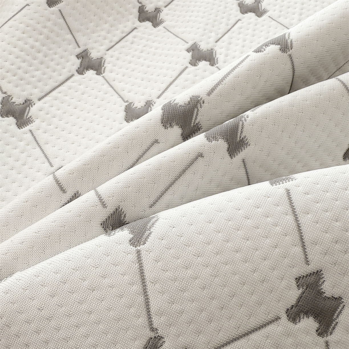 91家纺网 家纺一手货源 找家纺 恒爱家纺 2026新款A类凉感冰豆豆凉席系列三件套 一马当先-灰