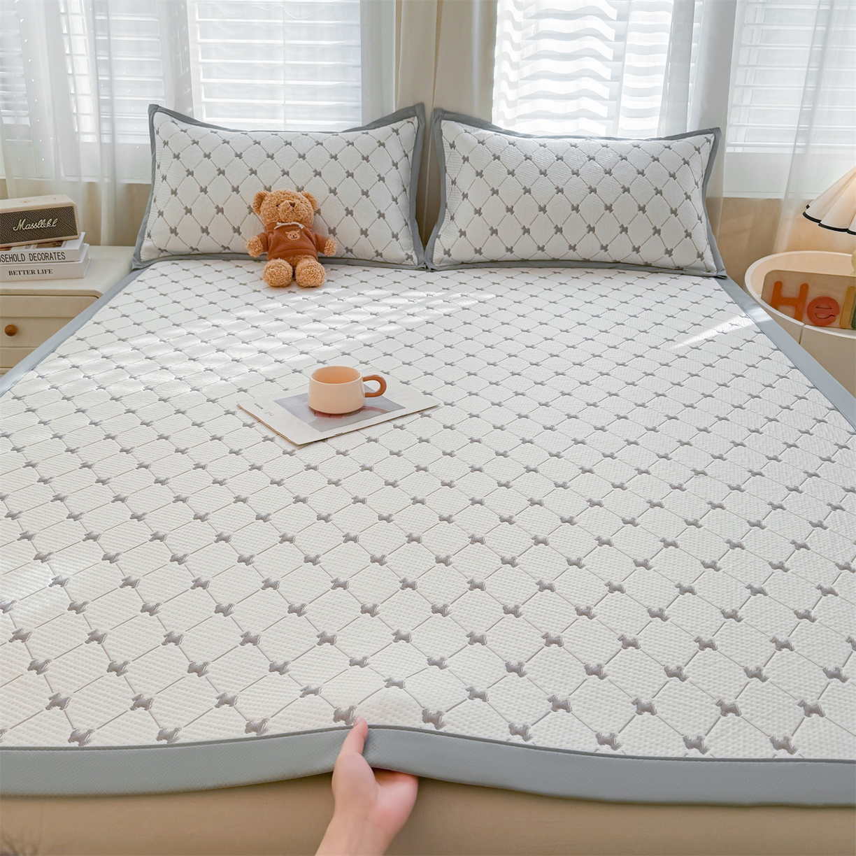 91家纺网 家纺一手货源 找家纺 恒爱家纺 2026新款A类凉感冰豆豆凉席系列三件套 一马当先-灰