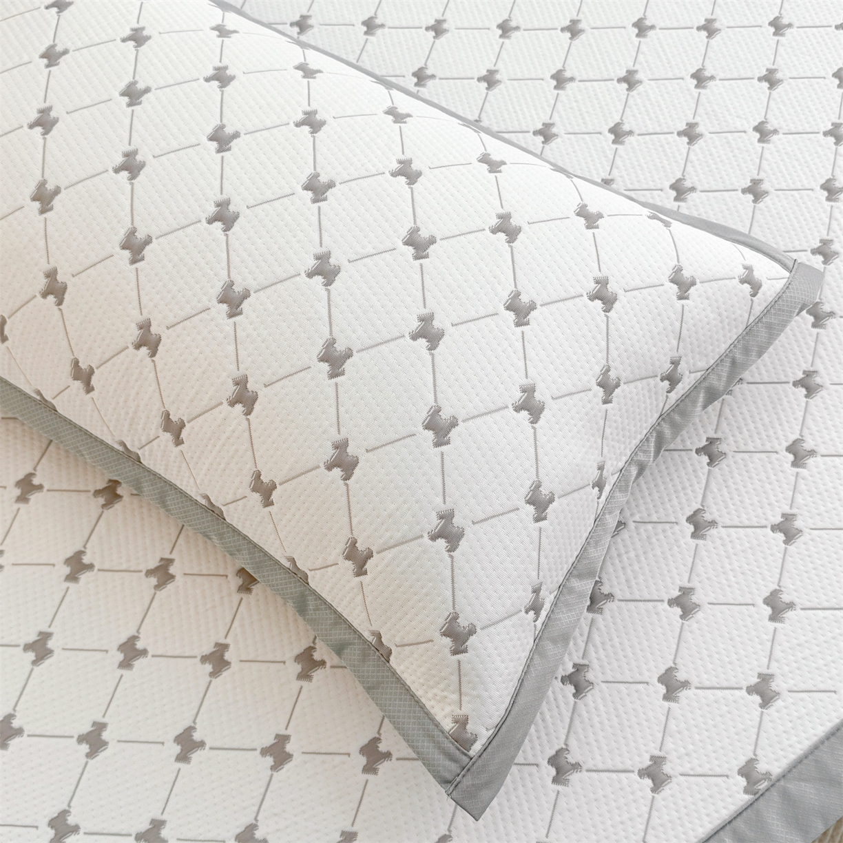 91家纺网 家纺一手货源 找家纺 恒爱家纺 2026新款A类凉感冰豆豆凉席系列三件套 一马当先-灰