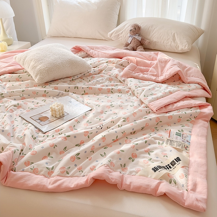 91家纺网 家纺一手货源 找家纺 2026新款A类新疆棉花夏凉被加宽包边水洗棉卡通印花吸湿透气棉花夏被空调被 凌香 花语