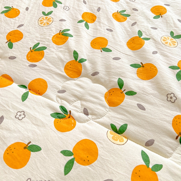 91家纺网 家纺一手货源 找家纺 2026新款A类新疆棉花夏凉被加宽包边水洗棉卡通印花吸湿透气棉花夏被空调被 凌香 桔子