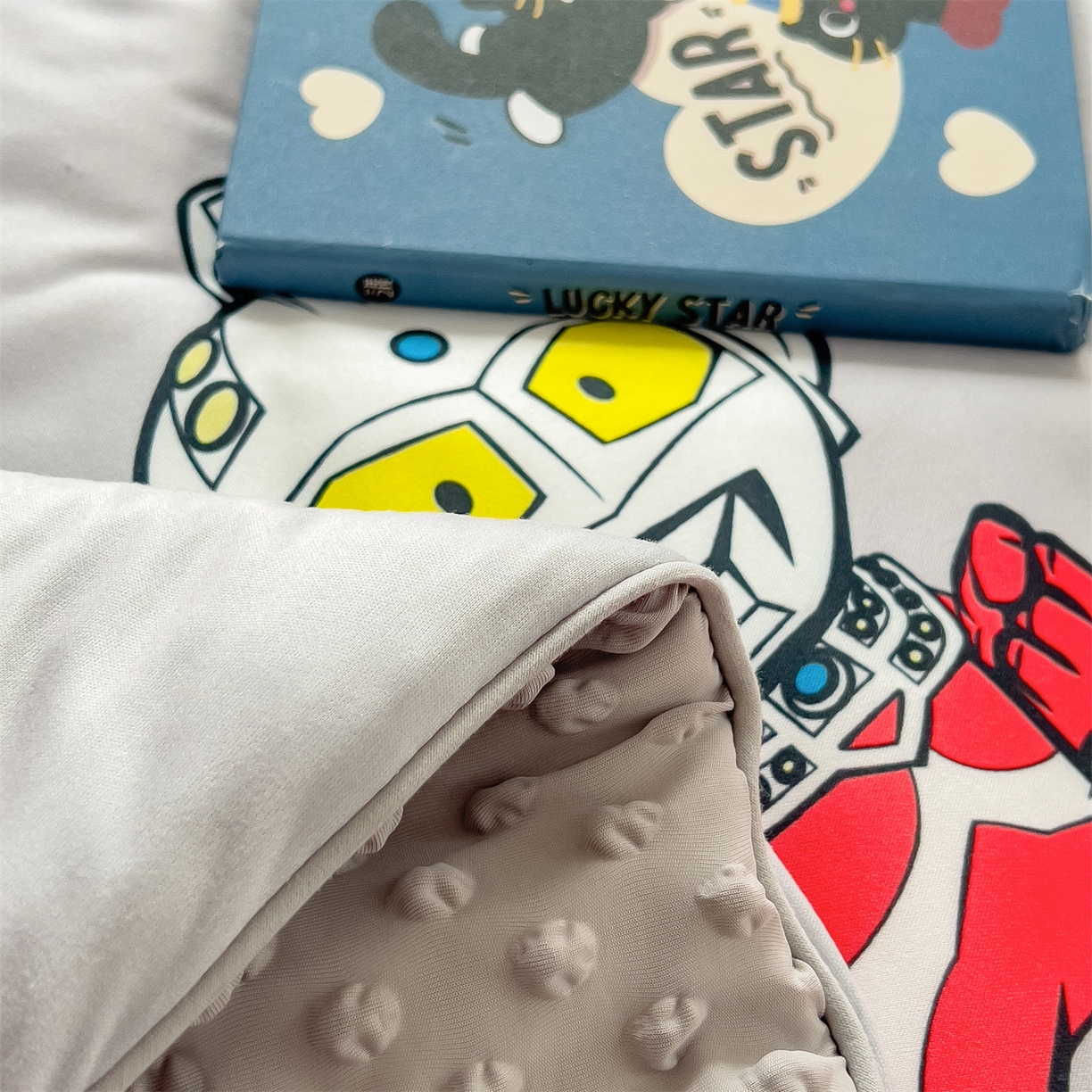 91家纺网 家纺一手货源 找家纺 兄弟坊 2026新款A类正版授权卡通针织棉凉感豆豆夏被 夏凉被 奥特传奇灰