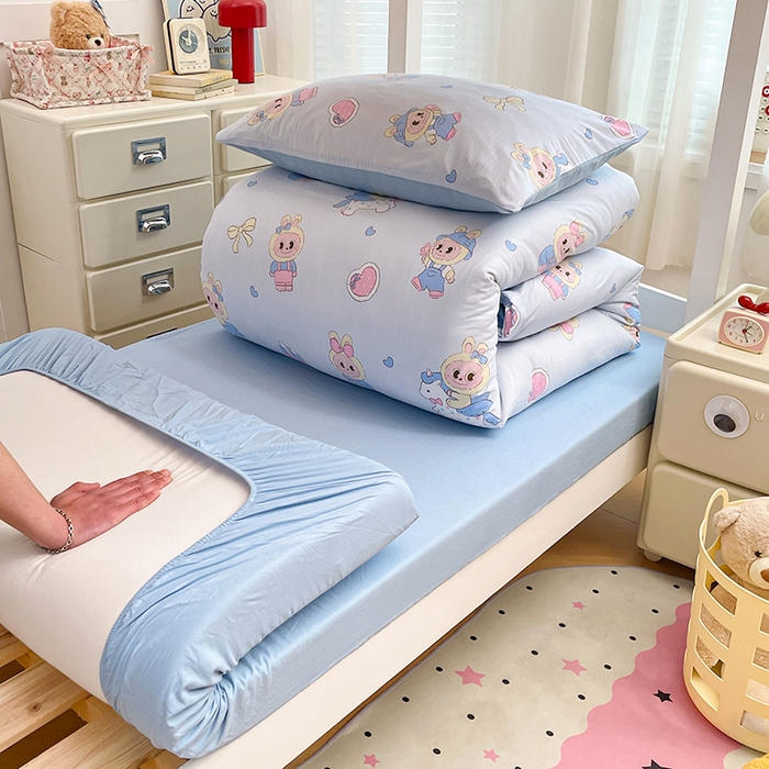 91家纺网 家纺一手货源 找家纺 （总）梦卓家纺 2026新款学生季超柔水洗棉印花卡通宿舍上下铺三件套