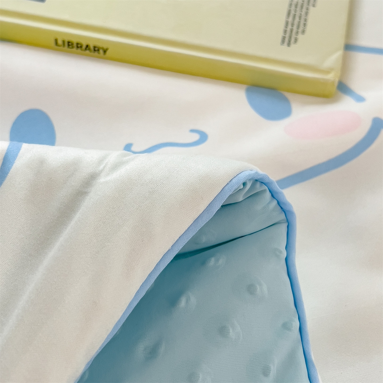 91家纺网 家纺一手货源 找家纺 兄弟坊 2026新款A类正版授权卡通针织棉凉感豆豆夏被 夏凉被 呆萌玉桂狗