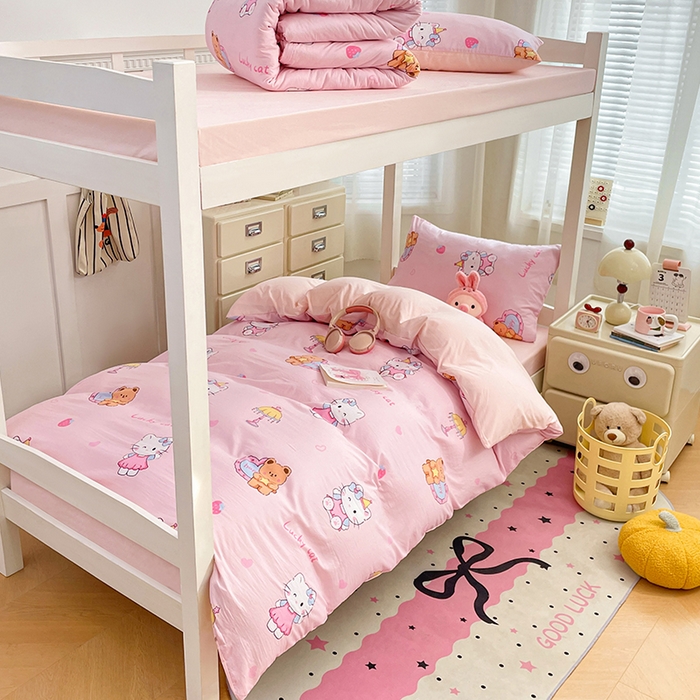 91家纺网 家纺一手货源 找家纺 梦卓家纺 2026新款学生季超柔水洗棉印花卡通宿舍上下铺三件套 草莓凯蒂