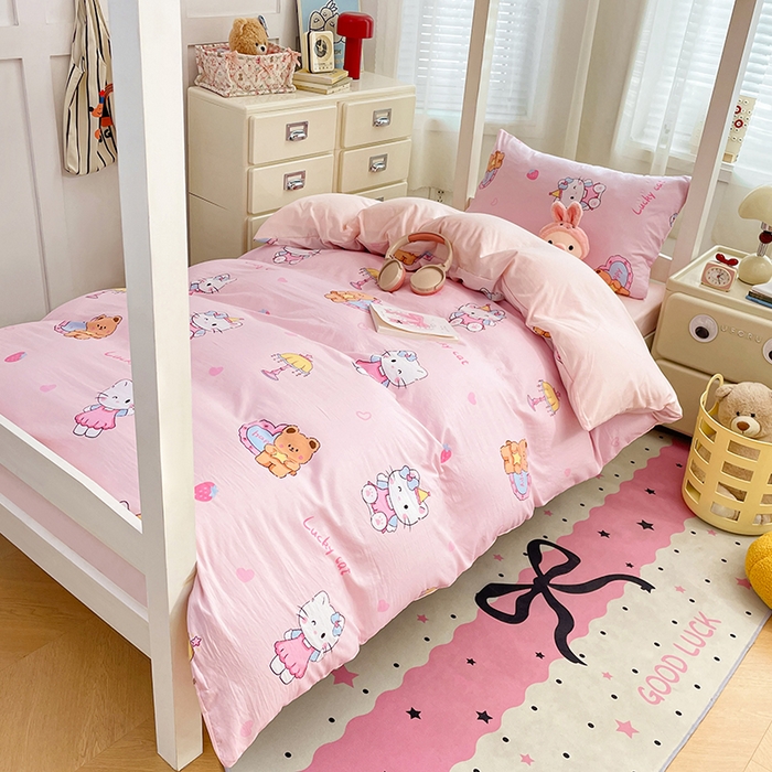 91家纺网 家纺一手货源 找家纺 梦卓家纺 2026新款学生季超柔水洗棉印花卡通宿舍上下铺三件套 草莓凯蒂