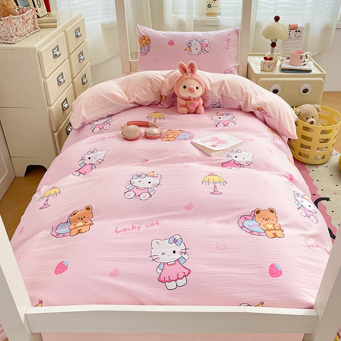 91家纺网 家纺一手货源 找家纺 梦卓家纺 2026新款学生季超柔水洗棉印花卡通宿舍上下铺三件套 草莓凯蒂