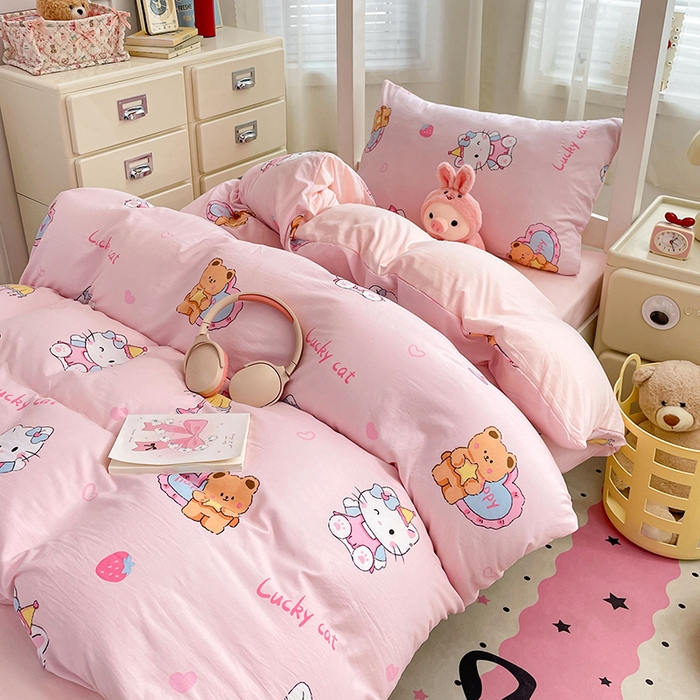 91家纺网 家纺一手货源 找家纺 梦卓家纺 2026新款学生季超柔水洗棉印花卡通宿舍上下铺三件套 草莓凯蒂