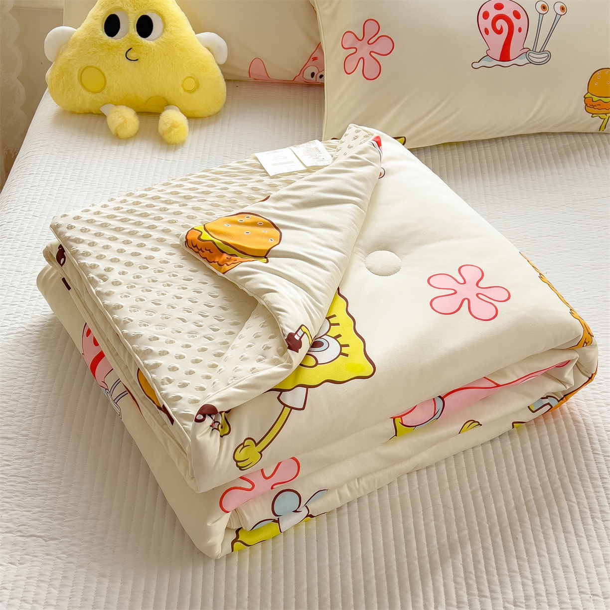 91家纺网 家纺一手货源 找家纺 兄弟坊 2026新款A类正版授权卡通针织棉凉感豆豆夏被 夏凉被 海绵宝宝