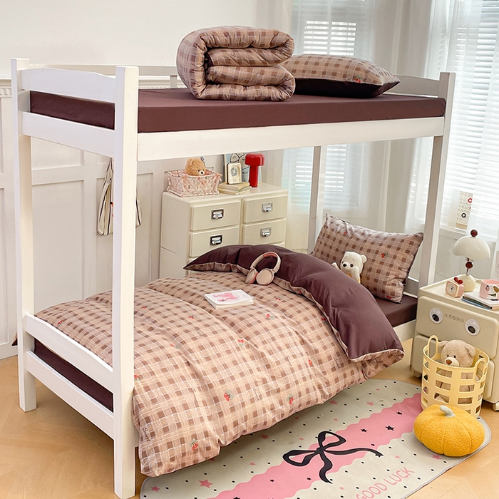 91家纺网 家纺一手货源 找家纺 梦卓家纺 2026新款学生季超柔水洗棉印花卡通宿舍上下铺三件套 格子樱桃