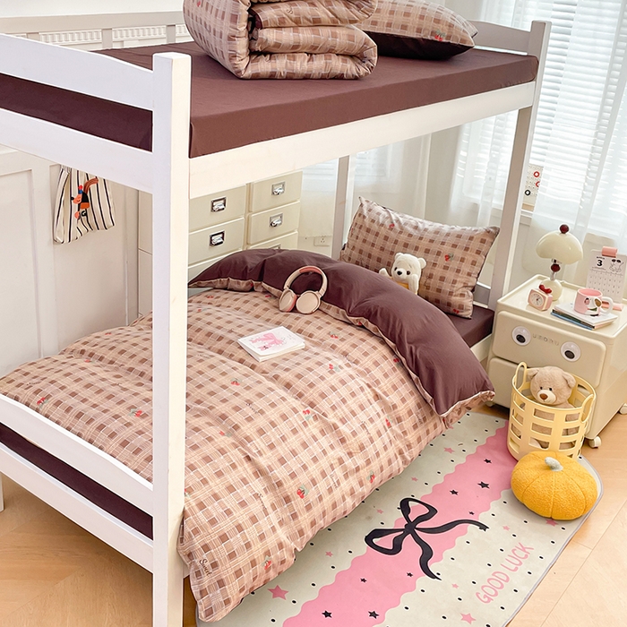 91家纺网 家纺一手货源 找家纺 梦卓家纺 2026新款学生季超柔水洗棉印花卡通宿舍上下铺三件套 格子樱桃