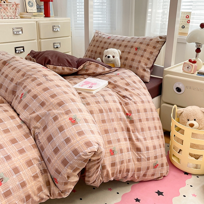 91家纺网 家纺一手货源 找家纺 梦卓家纺 2026新款学生季超柔水洗棉印花卡通宿舍上下铺三件套 格子樱桃