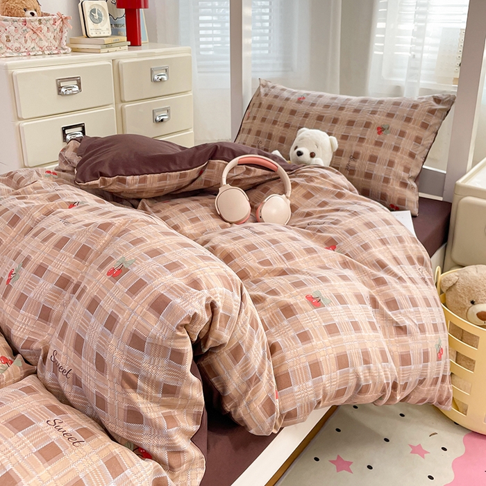 91家纺网 家纺一手货源 找家纺 梦卓家纺 2026新款学生季超柔水洗棉印花卡通宿舍上下铺三件套 格子樱桃