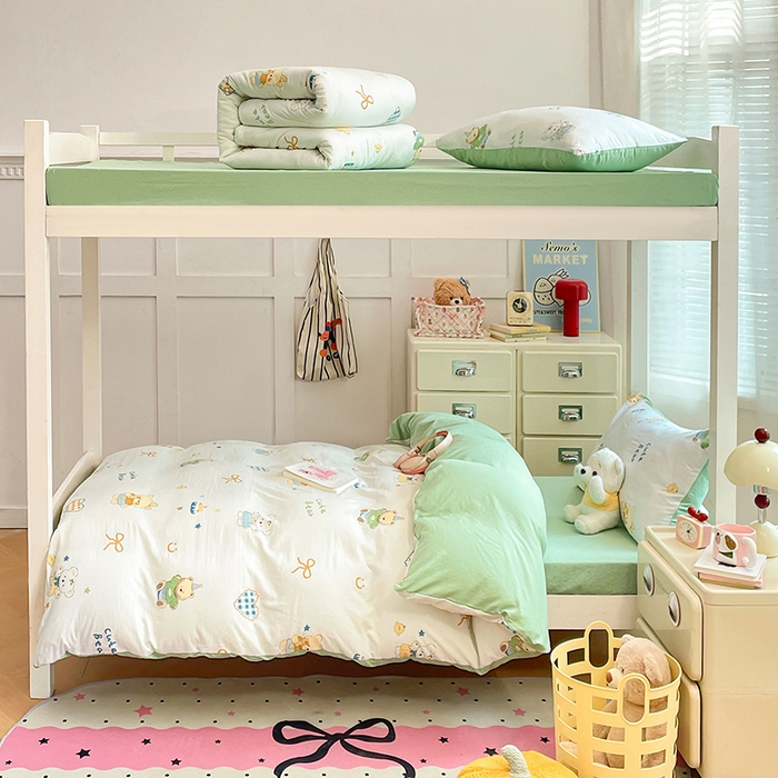 91家纺网 家纺一手货源 找家纺 梦卓家纺 2026新款学生季超柔水洗棉印花卡通宿舍上下铺三件套 黄油小奶熊