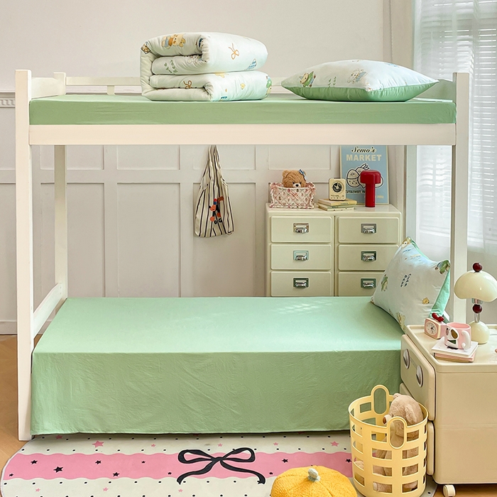 91家纺网 家纺一手货源 找家纺 梦卓家纺 2026新款学生季超柔水洗棉印花卡通宿舍上下铺三件套 黄油小奶熊