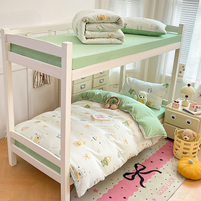 91家纺网 家纺一手货源 找家纺 梦卓家纺 2026新款学生季超柔水洗棉印花卡通宿舍上下铺三件套 黄油小奶熊