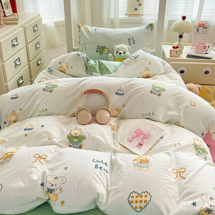 91家纺网 家纺一手货源 找家纺 梦卓家纺 2026新款学生季超柔水洗棉印花卡通宿舍上下铺三件套 黄油小奶熊