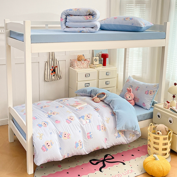 91家纺网 家纺一手货源 找家纺 梦卓家纺 2026新款学生季超柔水洗棉印花卡通宿舍上下铺三件套 木马小布