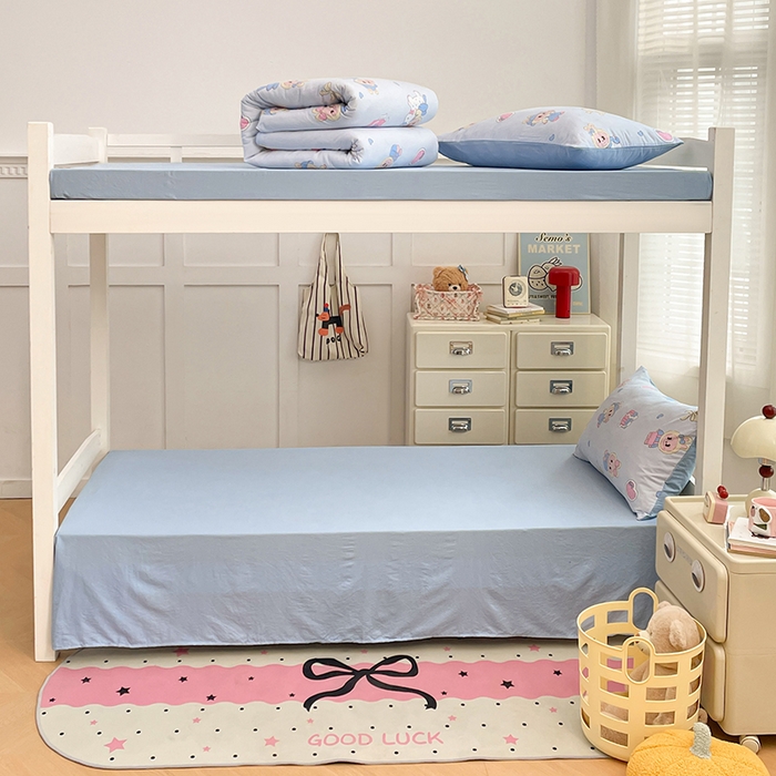 91家纺网 家纺一手货源 找家纺 梦卓家纺 2026新款学生季超柔水洗棉印花卡通宿舍上下铺三件套 木马小布