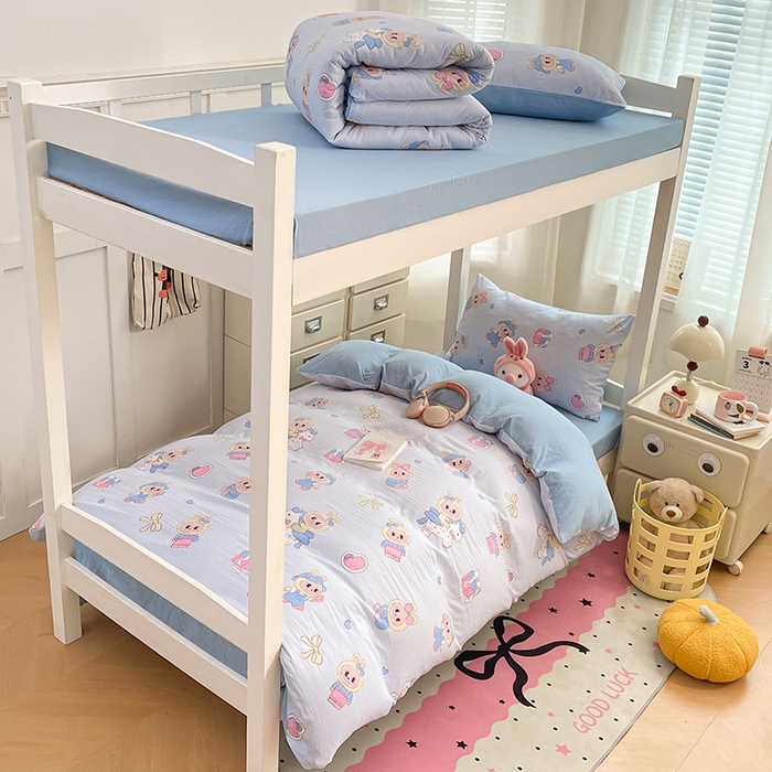 91家纺网 家纺一手货源 找家纺 梦卓家纺 2026新款学生季超柔水洗棉印花卡通宿舍上下铺三件套 木马小布