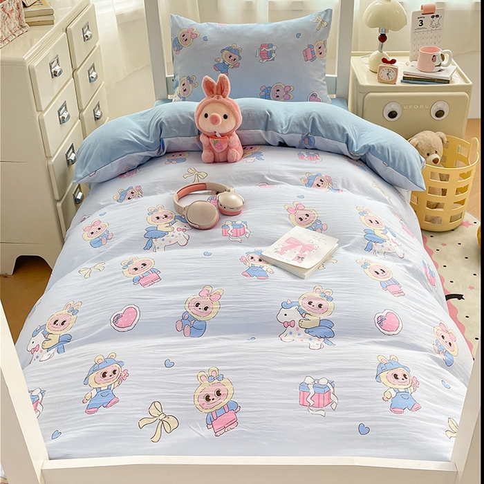 91家纺网 家纺一手货源 找家纺 梦卓家纺 2026新款学生季超柔水洗棉印花卡通宿舍上下铺三件套 木马小布