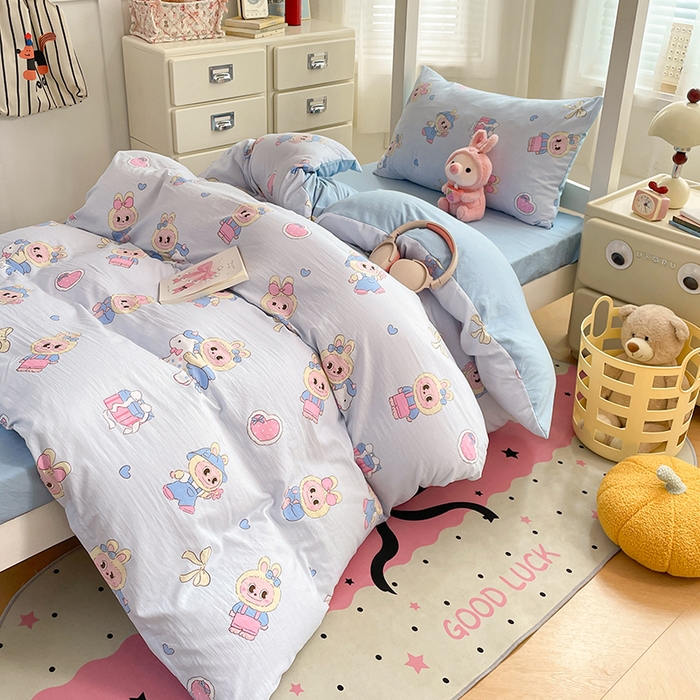 91家纺网 家纺一手货源 找家纺 梦卓家纺 2026新款学生季超柔水洗棉印花卡通宿舍上下铺三件套 木马小布