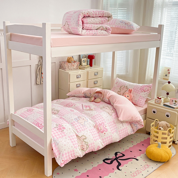 91家纺网 家纺一手货源 找家纺 梦卓家纺 2026新款学生季超柔水洗棉印花卡通宿舍上下铺三件套 奶萌小狗