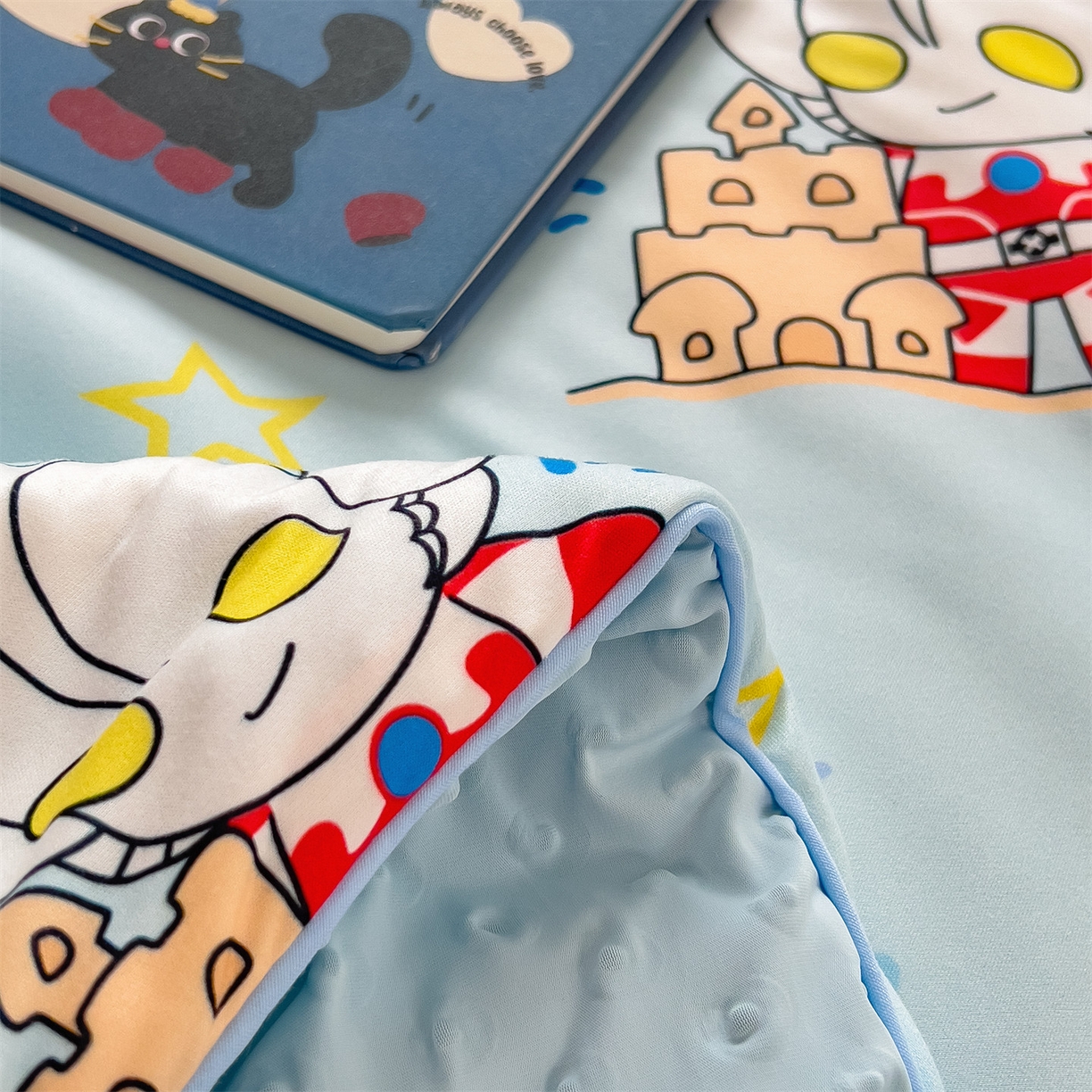 91家纺网 家纺一手货源 找家纺 兄弟坊 2026新款A类正版授权卡通针织棉凉感豆豆夏被 夏凉被 奥特沙滩