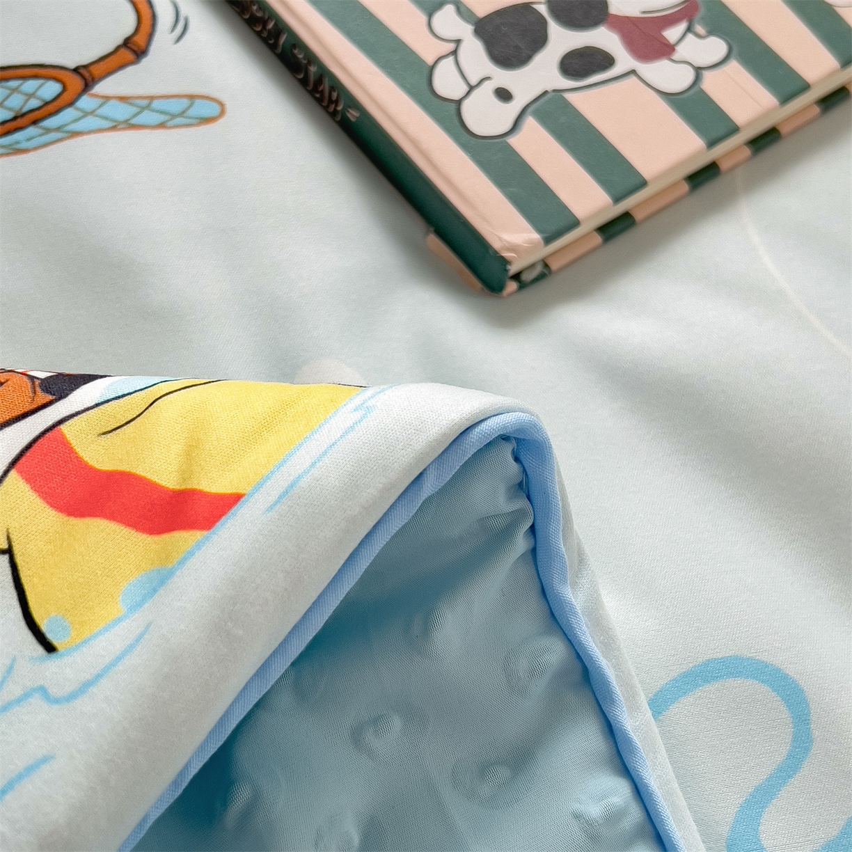 91家纺网 家纺一手货源 找家纺 兄弟坊 2026新款A类正版授权卡通针织棉凉感豆豆夏被 夏凉被 海绵世界