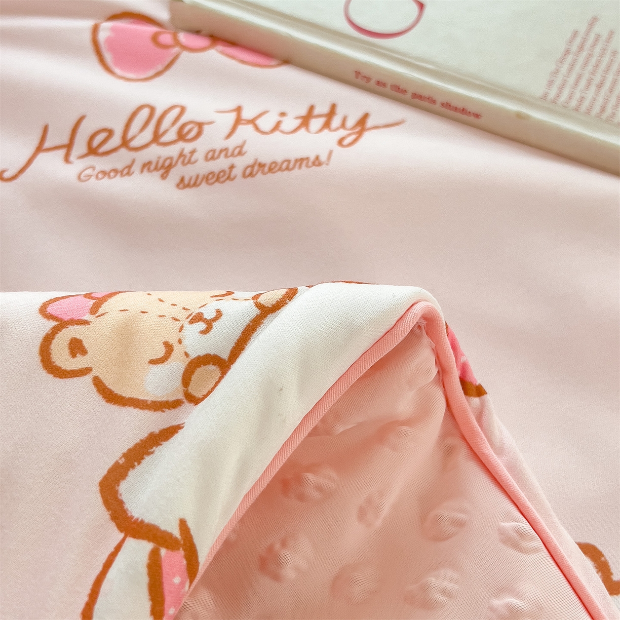 91家纺网 家纺一手货源 找家纺 兄弟坊 2026新款A类正版授权卡通针织棉凉感豆豆夏被 夏凉被 凯蒂小猫